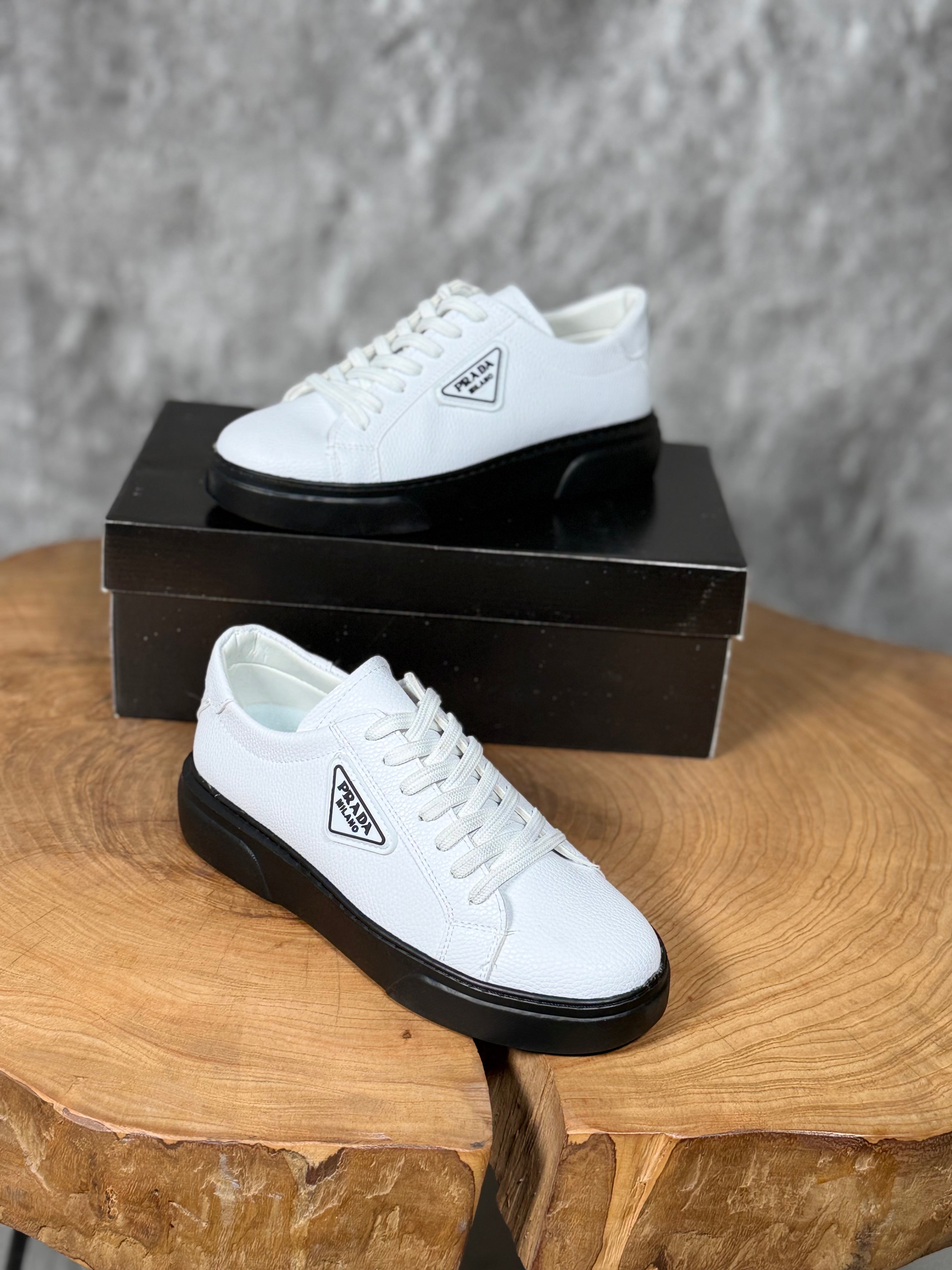 PRADA CASUAL MODEL