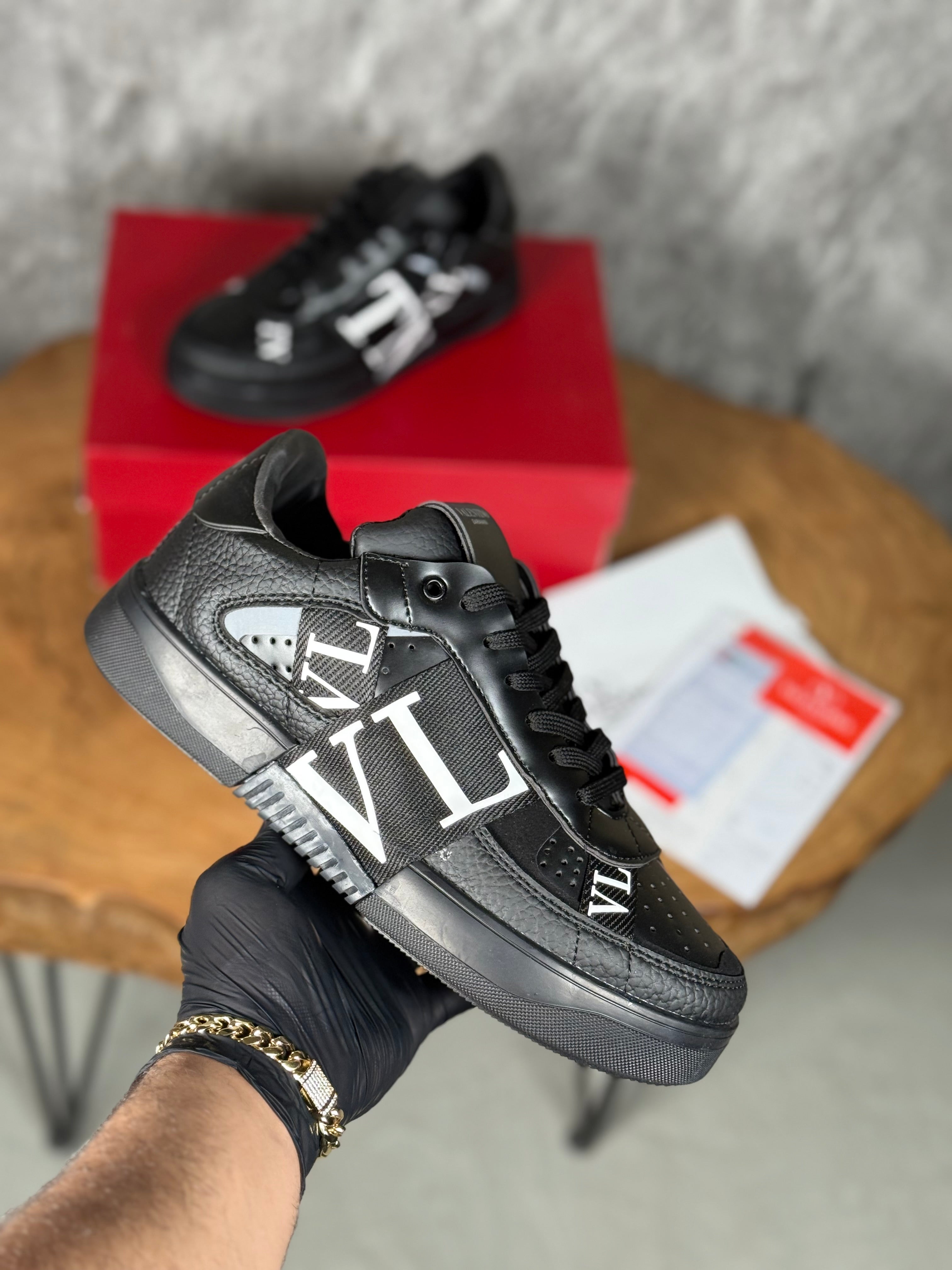 WALENTİNO LUXRY MODEL